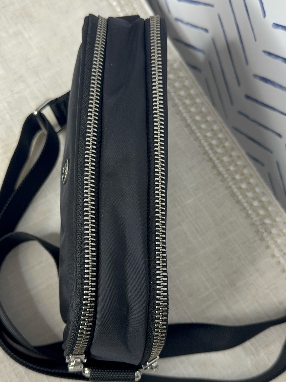Lululemon Crossbody Camera Bag 2L black silver - Picture 3 of 13